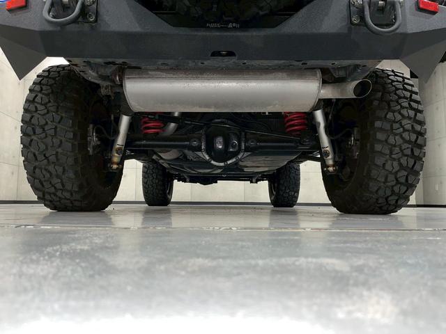 ジープ・ラングラー サハラ　ラゲッドリッジ前後バンパー　リフトアップ　ＭＴタイヤ　ＭＫＷ１７インチＡＷ　背面タイヤ　社外テールランプ　社外ナビ　フルセグＴＶ　ＢＴ接続　サイド・バックモニター　クルコン　ドラレコ　予備キー　ＥＴＣ（24枚目）