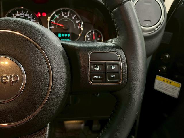 ジープ・ラングラー サハラ　ラゲッドリッジ前後バンパー　リフトアップ　ＭＴタイヤ　ＭＫＷ１７インチＡＷ　背面タイヤ　社外テールランプ　社外ナビ　フルセグＴＶ　ＢＴ接続　サイド・バックモニター　クルコン　ドラレコ　予備キー　ＥＴＣ（33枚目）