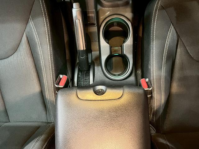 ジープ・ラングラー サハラ　ラゲッドリッジ前後バンパー　リフトアップ　ＭＴタイヤ　ＭＫＷ１７インチＡＷ　背面タイヤ　社外テールランプ　社外ナビ　フルセグＴＶ　ＢＴ接続　サイド・バックモニター　クルコン　ドラレコ　予備キー　ＥＴＣ（41枚目）