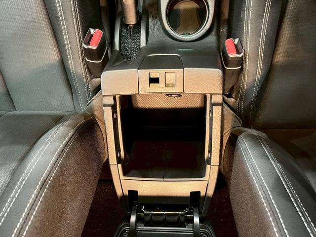 ジープ・ラングラー サハラ　ラゲッドリッジ前後バンパー　リフトアップ　ＭＴタイヤ　ＭＫＷ１７インチＡＷ　背面タイヤ　社外テールランプ　社外ナビ　フルセグＴＶ　ＢＴ接続　サイド・バックモニター　クルコン　ドラレコ　予備キー　ＥＴＣ（43枚目）