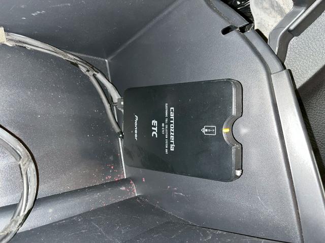 ジープ・ラングラー サハラ　ラゲッドリッジ前後バンパー　リフトアップ　ＭＴタイヤ　ＭＫＷ１７インチＡＷ　背面タイヤ　社外テールランプ　社外ナビ　フルセグＴＶ　ＢＴ接続　サイド・バックモニター　クルコン　ドラレコ　予備キー　ＥＴＣ（45枚目）