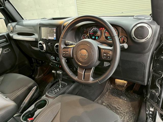 ジープ・ラングラー サハラ　ラゲッドリッジ前後バンパー　リフトアップ　ＭＴタイヤ　ＭＫＷ１７インチＡＷ　背面タイヤ　社外テールランプ　社外ナビ　フルセグＴＶ　ＢＴ接続　サイド・バックモニター　クルコン　ドラレコ　予備キー　ＥＴＣ（48枚目）