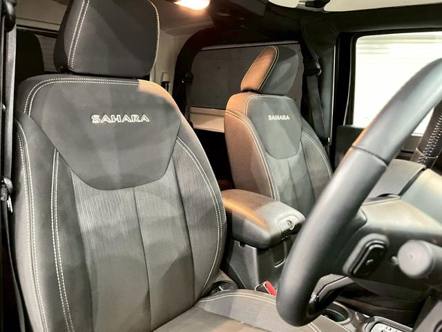 ジープ・ラングラー サハラ　ラゲッドリッジ前後バンパー　リフトアップ　ＭＴタイヤ　ＭＫＷ１７インチＡＷ　背面タイヤ　社外テールランプ　社外ナビ　フルセグＴＶ　ＢＴ接続　サイド・バックモニター　クルコン　ドラレコ　予備キー　ＥＴＣ（50枚目）