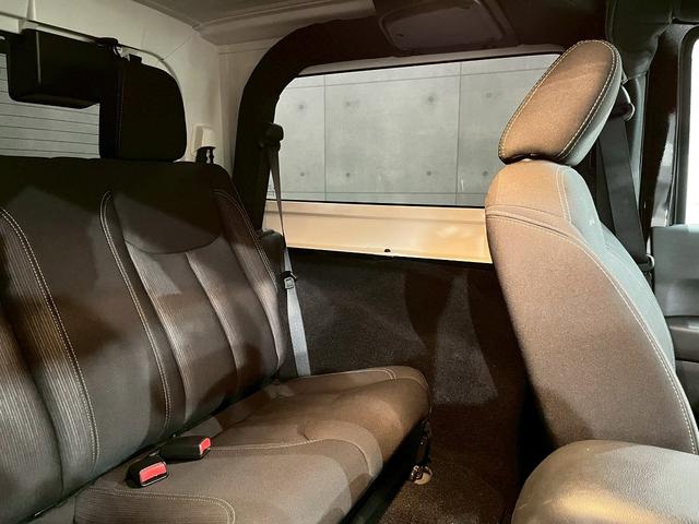 ジープ・ラングラー サハラ　ラゲッドリッジ前後バンパー　リフトアップ　ＭＴタイヤ　ＭＫＷ１７インチＡＷ　背面タイヤ　社外テールランプ　社外ナビ　フルセグＴＶ　ＢＴ接続　サイド・バックモニター　クルコン　ドラレコ　予備キー　ＥＴＣ（54枚目）