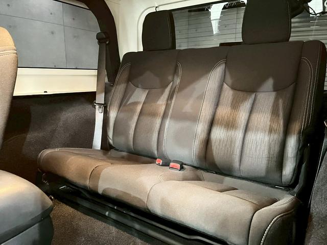 ジープ・ラングラー サハラ　ラゲッドリッジ前後バンパー　リフトアップ　ＭＴタイヤ　ＭＫＷ１７インチＡＷ　背面タイヤ　社外テールランプ　社外ナビ　フルセグＴＶ　ＢＴ接続　サイド・バックモニター　クルコン　ドラレコ　予備キー　ＥＴＣ（57枚目）