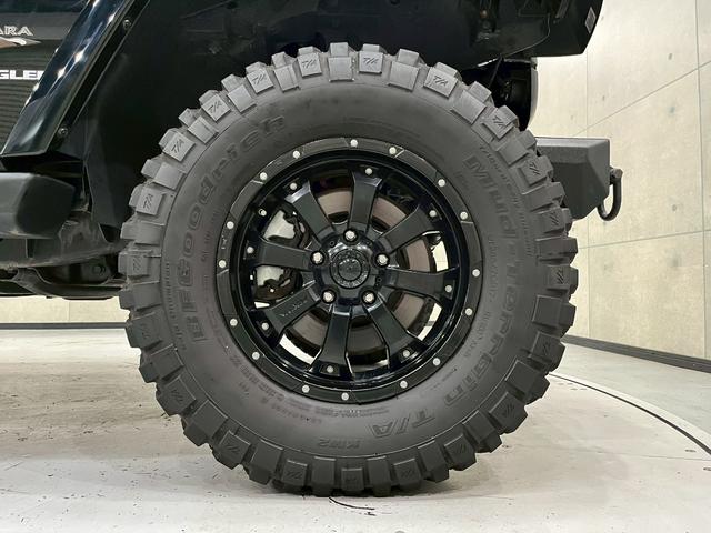 ジープ・ラングラー サハラ　ラゲッドリッジ前後バンパー　リフトアップ　ＭＴタイヤ　ＭＫＷ１７インチＡＷ　背面タイヤ　社外テールランプ　社外ナビ　フルセグＴＶ　ＢＴ接続　サイド・バックモニター　クルコン　ドラレコ　予備キー　ＥＴＣ（65枚目）