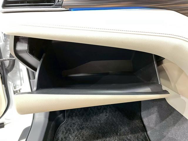 カムリ Ｇレザーパッケージ　ワンオーナー　ＴＲＤフルエアロ　トランクスポイラー　ＬＥＤヘッドライト　純正ＡＷ　純正ナビ　フルセグＴＶ　ＢＴ接続　バックカメラ　革シート　パワーシート　シートヒーター　置くだけ充電　ドラレコ　ＥＴＣ（43枚目）