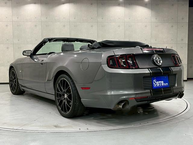 マスタング Ｖ６　コンバーチブル　プレミアム　２０１４年モデル　ＲＡＹＳ製２０インチＡＷ　レーシングストライプ　黒革シート　パワーシート　ＬＥＤテール　アンビエントライト　社外ナビ　フルセグＴＶ　ＢＴ接続　クルコン　リモコンキー　予備キー　ＥＴＣ（20枚目）