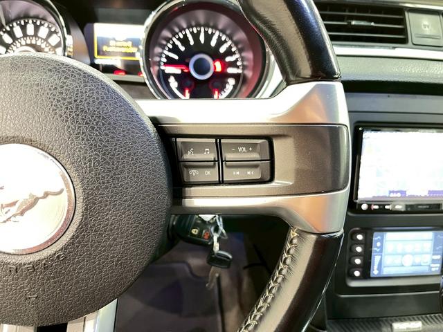 マスタング Ｖ６　コンバーチブル　プレミアム　２０１４年モデル　ＲＡＹＳ製２０インチＡＷ　レーシングストライプ　黒革シート　パワーシート　ＬＥＤテール　アンビエントライト　社外ナビ　フルセグＴＶ　ＢＴ接続　クルコン　リモコンキー　予備キー　ＥＴＣ（30枚目）