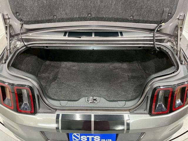 マスタング Ｖ６　コンバーチブル　プレミアム　２０１４年モデル　ＲＡＹＳ製２０インチＡＷ　レーシングストライプ　黒革シート　パワーシート　ＬＥＤテール　アンビエントライト　社外ナビ　フルセグＴＶ　ＢＴ接続　クルコン　リモコンキー　予備キー　ＥＴＣ（62枚目）