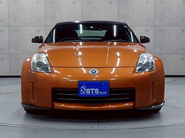 フェアレディＺ バージョンＴ　ＨＫＳマフラー　ＡＤＶＡＮ１９インチＡＷ　リアスポイラ　社外エアクリ　ＨＩＤライト　社外ナビ　デジタルＴＶ　ＢＴ接続　リアカメラ　黒革シート　電動シート　シートヒーター　ＭＯＭＯステ　ドラレコ　ＥＴＣ（7枚目）