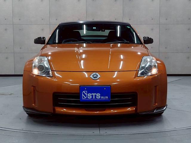 フェアレディＺ バージョンＴ　ＨＫＳマフラー　ＡＤＶＡＮ１９インチＡＷ　リアスポイラ　社外エアクリ　ＨＩＤライト　社外ナビ　デジタルＴＶ　ＢＴ接続　リアカメラ　黒革シート　電動シート　シートヒーター　ＭＯＭＯステ　ドラレコ　ＥＴＣ（8枚目）