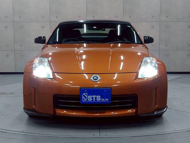 フェアレディＺ バージョンＴ　ＨＫＳマフラー　ＡＤＶＡＮ１９インチＡＷ　リアスポイラ　社外エアクリ　ＨＩＤライト　社外ナビ　デジタルＴＶ　ＢＴ接続　リアカメラ　黒革シート　電動シート　シートヒーター　ＭＯＭＯステ　ドラレコ　ＥＴＣ（9枚目）