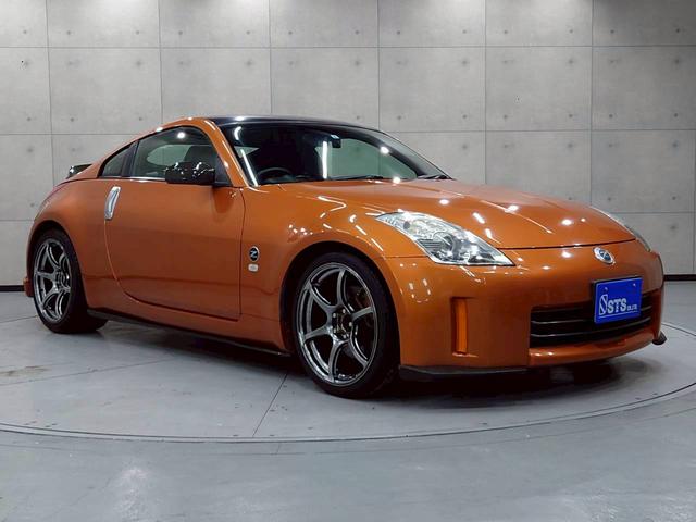 フェアレディＺ バージョンＴ　ＨＫＳマフラー　ＡＤＶＡＮ１９インチＡＷ　リアスポイラ　社外エアクリ　ＨＩＤライト　社外ナビ　デジタルＴＶ　ＢＴ接続　リアカメラ　黒革シート　電動シート　シートヒーター　ＭＯＭＯステ　ドラレコ　ＥＴＣ（12枚目）