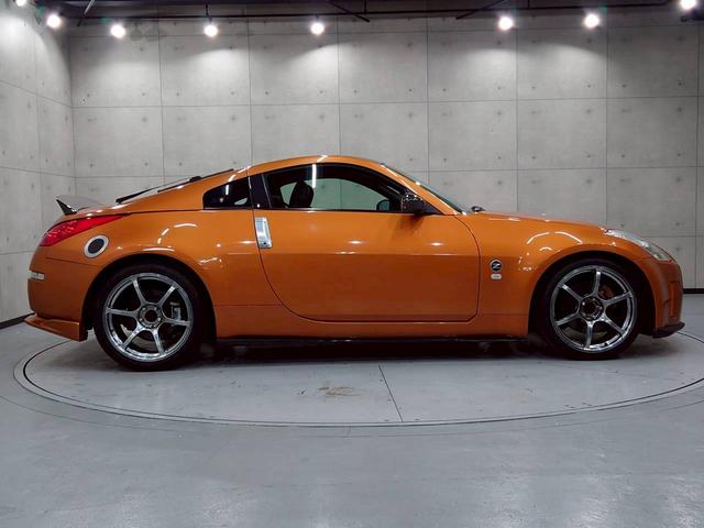 フェアレディＺ バージョンＴ　ＨＫＳマフラー　ＡＤＶＡＮ１９インチＡＷ　リアスポイラ　社外エアクリ　ＨＩＤライト　社外ナビ　デジタルＴＶ　ＢＴ接続　リアカメラ　黒革シート　電動シート　シートヒーター　ＭＯＭＯステ　ドラレコ　ＥＴＣ（13枚目）