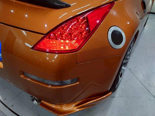 フェアレディＺ バージョンＴ　ＨＫＳマフラー　ＡＤＶＡＮ１９インチＡＷ　リアスポイラ　社外エアクリ　ＨＩＤライト　社外ナビ　デジタルＴＶ　ＢＴ接続　リアカメラ　黒革シート　電動シート　シートヒーター　ＭＯＭＯステ　ドラレコ　ＥＴＣ（18枚目）