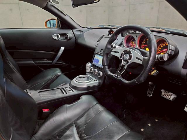 フェアレディＺ バージョンＴ　ＨＫＳマフラー　ＡＤＶＡＮ１９インチＡＷ　リアスポイラ　社外エアクリ　ＨＩＤライト　社外ナビ　デジタルＴＶ　ＢＴ接続　リアカメラ　黒革シート　電動シート　シートヒーター　ＭＯＭＯステ　ドラレコ　ＥＴＣ（36枚目）