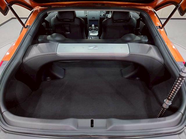 フェアレディＺ バージョンＴ　ＨＫＳマフラー　ＡＤＶＡＮ１９インチＡＷ　リアスポイラ　社外エアクリ　ＨＩＤライト　社外ナビ　デジタルＴＶ　ＢＴ接続　リアカメラ　黒革シート　電動シート　シートヒーター　ＭＯＭＯステ　ドラレコ　ＥＴＣ（64枚目）