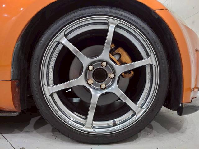 フェアレディＺ バージョンＴ　ＨＫＳマフラー　ＡＤＶＡＮ１９インチＡＷ　リアスポイラ　社外エアクリ　ＨＩＤライト　社外ナビ　デジタルＴＶ　ＢＴ接続　リアカメラ　黒革シート　電動シート　シートヒーター　ＭＯＭＯステ　ドラレコ　ＥＴＣ（65枚目）