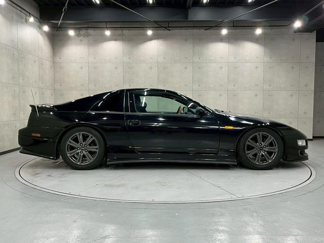 フェアレディＺ バージョンＳ　２ｂｙ２Ｔバールーフ　ＪＵＮオートフロントバンパー　ＭＩＳＳＩＯＮサイドステップ・リアハーフスポイラー　前期リアスポイラー　ＴＥＩＮ車高調　ＲＡＹＳ１７インチＡＷ　ＡＰｅｘｉマフラー　水中花シフトノブ（13枚目）