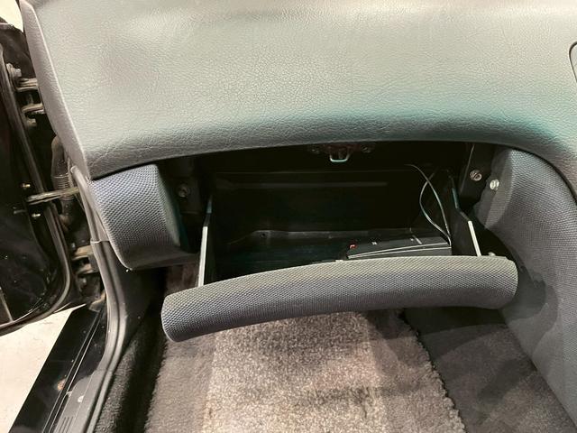 フェアレディＺ バージョンＳ　２ｂｙ２Ｔバールーフ　ＪＵＮオートフロントバンパー　ＭＩＳＳＩＯＮサイドステップ・リアハーフスポイラー　前期リアスポイラー　ＴＥＩＮ車高調　ＲＡＹＳ１７インチＡＷ　ＡＰｅｘｉマフラー　水中花シフトノブ（41枚目）