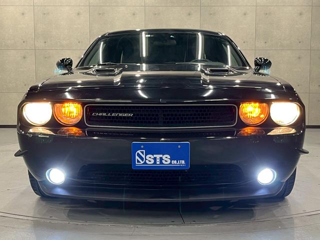 ダッジ・チャレンジャー SXT 2011年モデル 社外22インチAW 社外ナビ フルセグTV BT接続 バックカメラ 黒革シート パワーシート HIDヘッドライト フォグ カーボンインパネ リモコンキー ETC ユーザー様直接仕入れ(9枚目)
