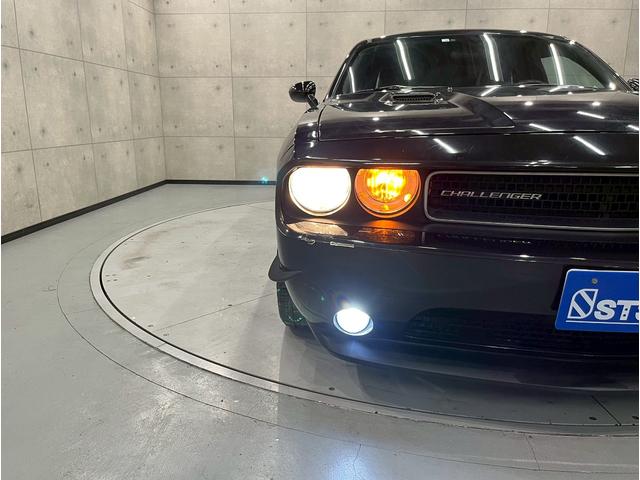 ダッジ・チャレンジャー SXT 2011年モデル 社外22インチAW 社外ナビ フルセグTV BT接続 バックカメラ 黒革シート パワーシート HIDヘッドライト フォグ カーボンインパネ リモコンキー ETC ユーザー様直接仕入れ(10枚目)