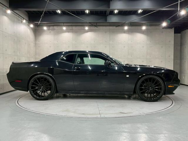 ダッジ・チャレンジャー SXT 2011年モデル 社外22インチAW 社外ナビ フルセグTV BT接続 バックカメラ 黒革シート パワーシート HIDヘッドライト フォグ カーボンインパネ リモコンキー ETC ユーザー様直接仕入れ(13枚目)