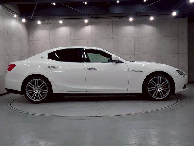 ギブリ Ｓ　サンルーフ　純正ＡＷ　レッドブレーキキャリパー　茶革シート　パワーシート　シートヒーター　リアサンシェード　純正ナビ　フルセグＴＶ　Ｂｌｕｅｔｏｏｔｈ　バックカメラ　前後ドラレコ　スマートキー　ＥＴＣ（13枚目）