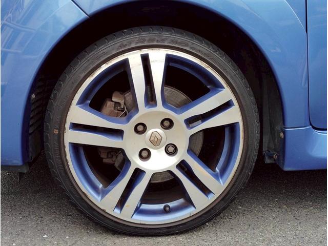 トゥインゴ ゴルディーニ　ルノー・スポール　点検整備付／スペアキー／ＥＴＣ／左ハンドル／ＭＴ／黒革シート／禁煙／修復歴なし／１７ＡＷ／ナビ・ワンセグ／オートエアコン／クルーズコントロール／バックカメラ／ＦＵＪＩＴＳＵＢＯマフラー／新品バッテリー（12枚目）