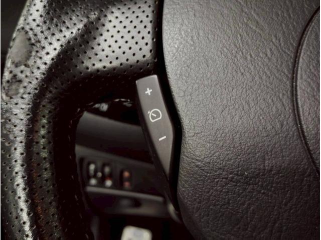 トゥインゴ ゴルディーニ　ルノー・スポール　点検整備付／スペアキー／ＥＴＣ／左ハンドル／ＭＴ／黒革シート／禁煙／修復歴なし／１７ＡＷ／ナビ・ワンセグ／オートエアコン／クルーズコントロール／バックカメラ／ＦＵＪＩＴＳＵＢＯマフラー／新品バッテリー（28枚目）