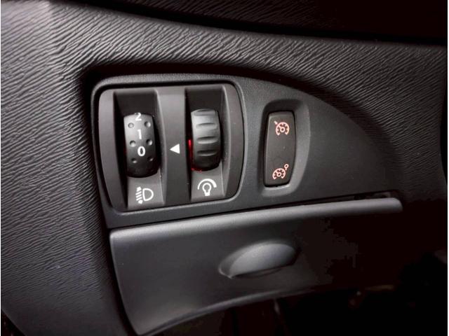 トゥインゴ ゴルディーニ　ルノー・スポール　点検整備付／スペアキー／ＥＴＣ／左ハンドル／ＭＴ／黒革シート／禁煙／修復歴なし／１７ＡＷ／ナビ・ワンセグ／オートエアコン／クルーズコントロール／バックカメラ／ＦＵＪＩＴＳＵＢＯマフラー／新品バッテリー（32枚目）