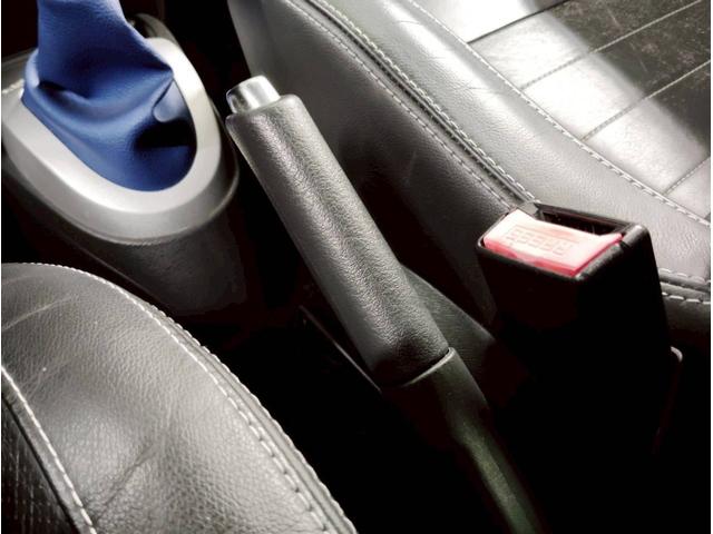 トゥインゴ ゴルディーニ　ルノー・スポール　点検整備付／スペアキー／ＥＴＣ／左ハンドル／ＭＴ／黒革シート／禁煙／修復歴なし／１７ＡＷ／ナビ・ワンセグ／オートエアコン／クルーズコントロール／バックカメラ／ＦＵＪＩＴＳＵＢＯマフラー／新品バッテリー（41枚目）