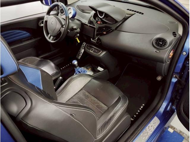 トゥインゴ ゴルディーニ　ルノー・スポール　点検整備付／スペアキー／ＥＴＣ／左ハンドル／ＭＴ／黒革シート／禁煙／修復歴なし／１７ＡＷ／ナビ・ワンセグ／オートエアコン／クルーズコントロール／バックカメラ／ＦＵＪＩＴＳＵＢＯマフラー／新品バッテリー（42枚目）