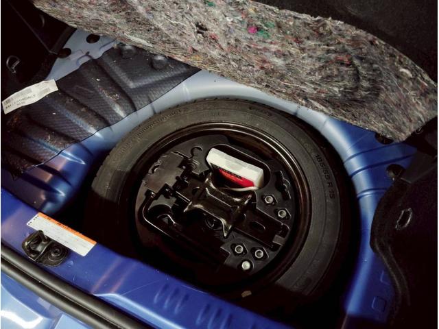 トゥインゴ ゴルディーニ　ルノー・スポール　点検整備付／スペアキー／ＥＴＣ／左ハンドル／ＭＴ／黒革シート／禁煙／修復歴なし／１７ＡＷ／ナビ・ワンセグ／オートエアコン／クルーズコントロール／バックカメラ／ＦＵＪＩＴＳＵＢＯマフラー／新品バッテリー（50枚目）