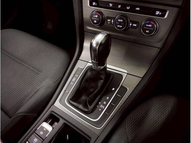 ゴルフ TSIコンフォートラインブルーモーションテクノロジー 点検整備付/スペアキー/ETC/アダプティブクルーズコントロール/オートライト/Bluetooth/禁煙/ナビ/HIDヘッドライト/バックカメラ/左右独立AC/16AW/取説/記録簿(34枚目)