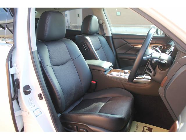 【運転席シート】高級感と座り心地を両立した人気のシート♪背面・座面のモケット素材は、通気性の良さや滑りにくさに優れています。気温や服装に左右されず快適にお乗りいただけます。