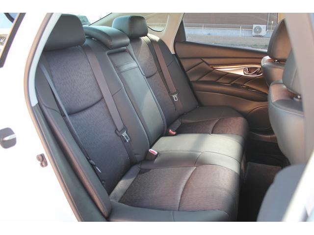 【居住空間】広々とした２列目シートは居住性が高く、居心地も快適！友達や家族とのお出かけにぴったりです。ベビーシートやチャイルドシート使用時も快適にお過ごしいただける十分な空間を確保しています。