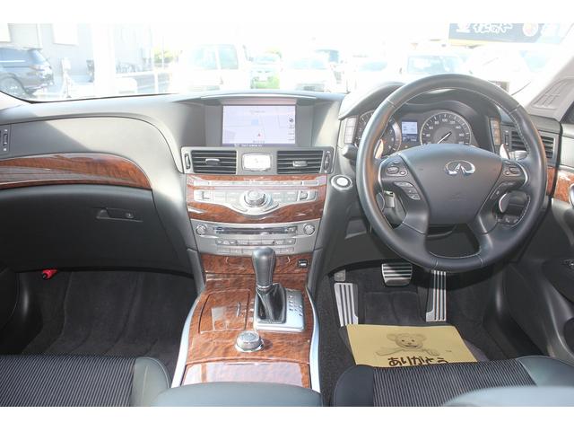 【徹底クリーニング】お車が入庫した段階で内外装のクリーニングはもちろんの事ドアの内側やトランクを開けた内側まで隅々クリーニングして展示しております。皆様に「すごくキレイ」と喜んでいただけています。