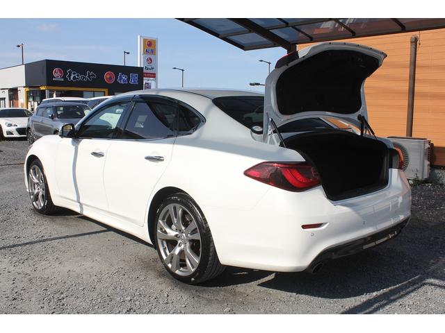 【徹底クリーニング】お車が入庫した段階で内外装のクリーニングはもちろんの事ドアの内側やトランクを開けた内側まで隅々クリーニングして展示しております。皆様に「すごくキレイ」と喜んでいただけています。