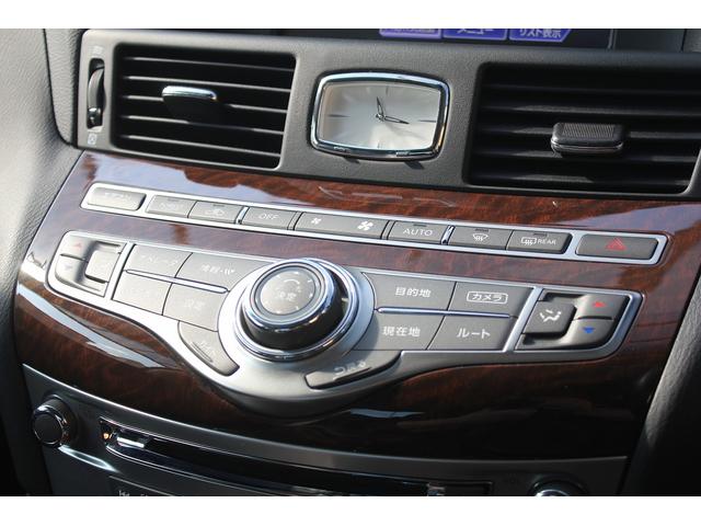 【フルオートエアコン】設定温度に合わせて自動で風量や風向きを調整してくれます。同乗者にも配慮した、最適な空調をお届け致します。