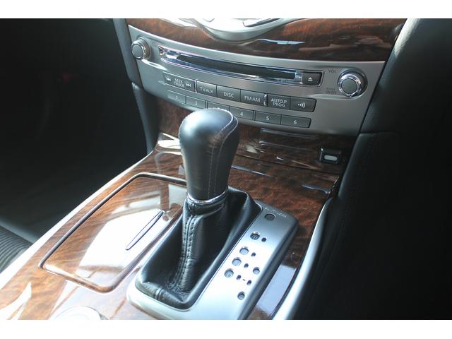 【シフトノブ】操作しやすいインパネシフト。女性の方でも簡単にシフトチェンジ出来ます。