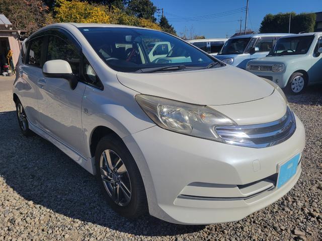 ノート ライダー　アイドルストップ　ＡＢＳ　キーレス　エアバック　パワーステアリング　スマートキー＆プッシュスタート　衝突安全ボディ　エアコン　パワーウィンドウ　盗難防止システム　助手席エアバック　ＥＴＣ（4枚目）