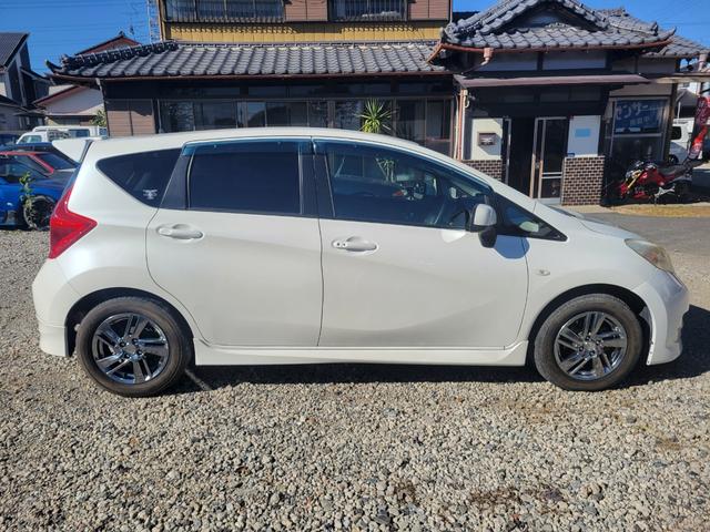 ノート ライダー　アイドルストップ　ＡＢＳ　キーレス　エアバック　パワーステアリング　スマートキー＆プッシュスタート　衝突安全ボディ　エアコン　パワーウィンドウ　盗難防止システム　助手席エアバック　ＥＴＣ（5枚目）