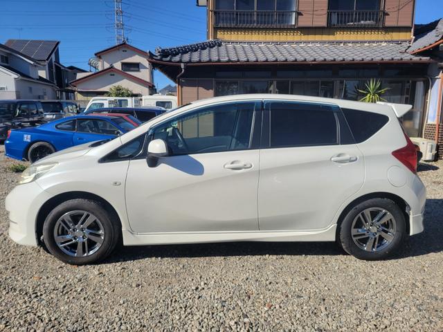 ノート ライダー　アイドルストップ　ＡＢＳ　キーレス　エアバック　パワーステアリング　スマートキー＆プッシュスタート　衝突安全ボディ　エアコン　パワーウィンドウ　盗難防止システム　助手席エアバック　ＥＴＣ（9枚目）