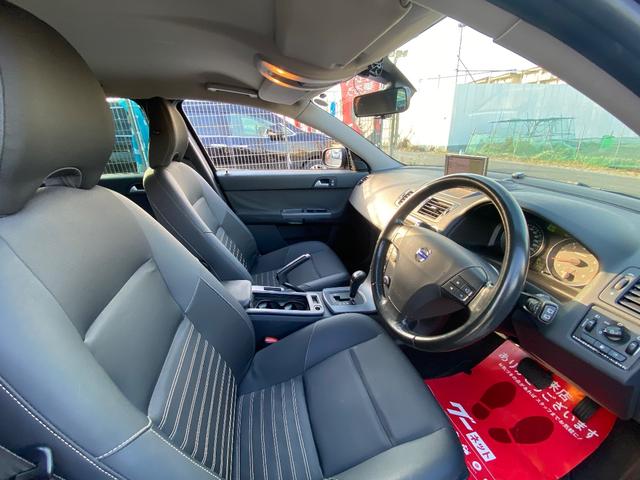 Ｖ５０ ２．４アクティブ　右ハンドル　ＣＤ　ＡＢＳ　盗難防止システム　運転席エアバッグ　助手席エアバッグ　サイドエアバッグ　エアコン　パワーステアリング　パワーウィンドウ　ＡＷ１６インチ（14枚目）