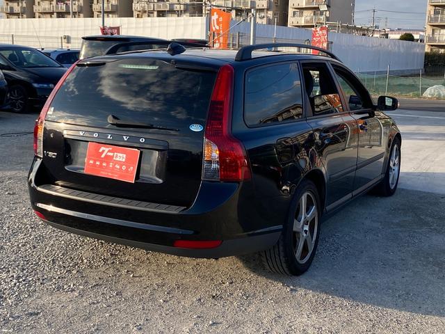 Ｖ５０ ２．４アクティブ　右ハンドル　ＣＤ　ＡＢＳ　盗難防止システム　運転席エアバッグ　助手席エアバッグ　サイドエアバッグ　エアコン　パワーステアリング　パワーウィンドウ　ＡＷ１６インチ（50枚目）