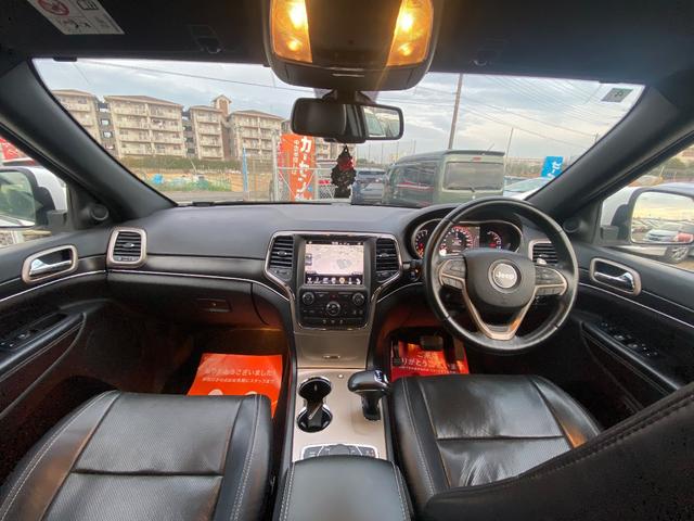 ジープ・グランドチェロキー リミテッド　ナビ　ＣＤ　４ＷＤ　盗難防止システム　ＡＢＳ　運転席エアバッグ　助手席エアバッグ　サイドエアバッグ　パワーシート　エアコン　パワーステアリング　パワーウィンドウ　ＨＩＤ　オートクルーズコントロール（9枚目）