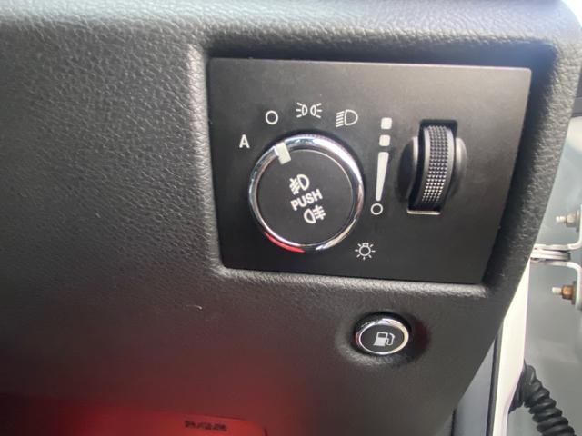 ジープ・グランドチェロキー リミテッド　ナビ　ＣＤ　４ＷＤ　盗難防止システム　ＡＢＳ　運転席エアバッグ　助手席エアバッグ　サイドエアバッグ　パワーシート　エアコン　パワーステアリング　パワーウィンドウ　ＨＩＤ　オートクルーズコントロール（29枚目）