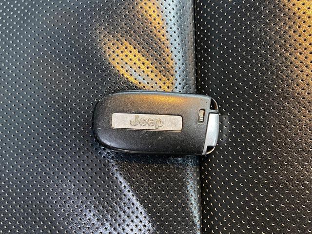 ジープ・グランドチェロキー リミテッド　ナビ　ＣＤ　４ＷＤ　盗難防止システム　ＡＢＳ　運転席エアバッグ　助手席エアバッグ　サイドエアバッグ　パワーシート　エアコン　パワーステアリング　パワーウィンドウ　ＨＩＤ　オートクルーズコントロール（33枚目）